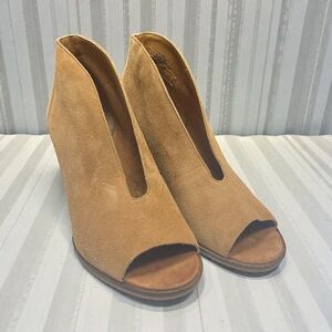 **LIKE NEW** Lucky Brand JOAL Camel Peep-Toe Wedges